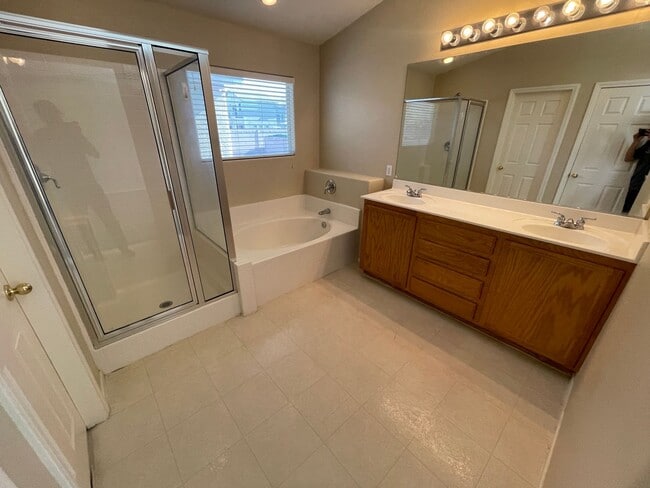 Building Photo - 3 Bedroom 2 1/2 Bathroom w/Den & Loft