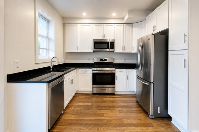 Building Photo - 727 Quebec Place NW