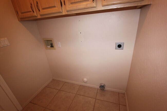 Building Photo - 653 Golden Hawk Dr