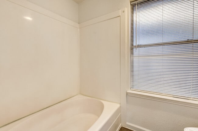 Building Photo - Charming 2 Bedroom Home in La Porte, TX