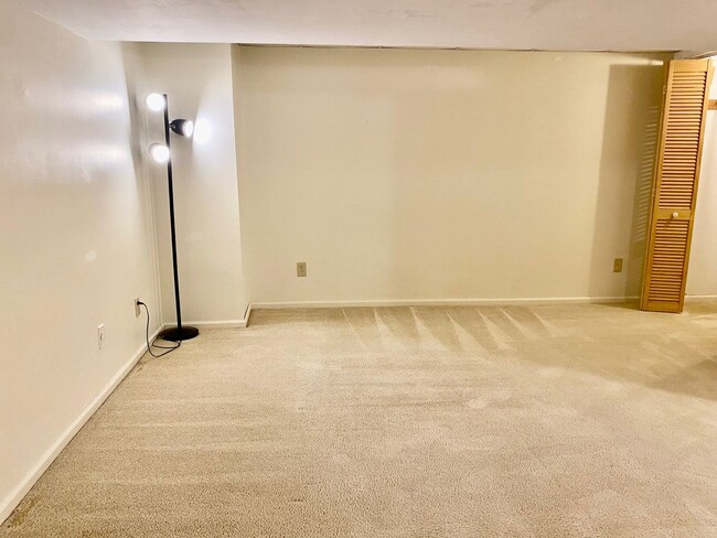 Building Photo - South AVL - Spacious 1/1 Apt with Sunroom!