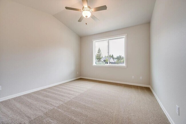 Building Photo - Beautiful Newer Model Home with Open Floor Plan, A/C & Fenced Yard!