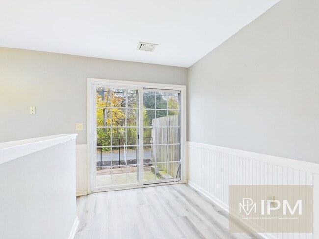 Building Photo - 1/2 First Months Rent!! Bright 2 Bed, 1.5 Bath Townhome in New Cumberland!
