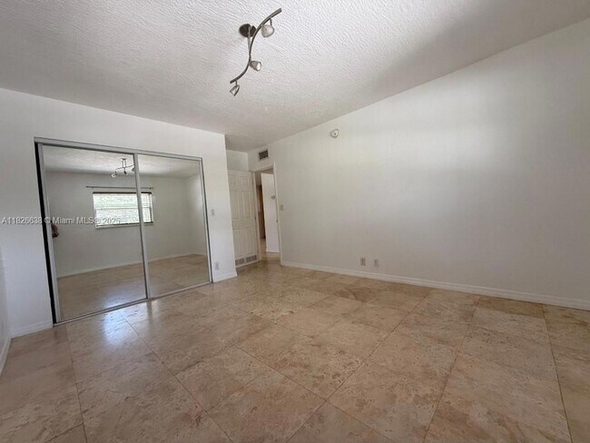 Building Photo - 530 NE 15th Ct