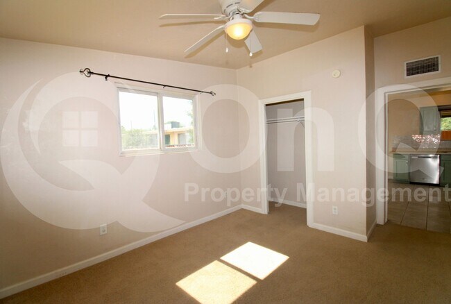 Building Photo - 4043 E Deseret Dr