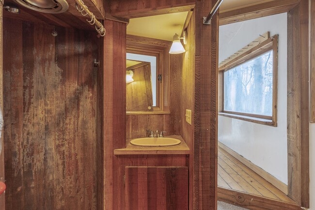 Building Photo - Cozy 2 Bedroom, 1 Bath, With a great Locat...