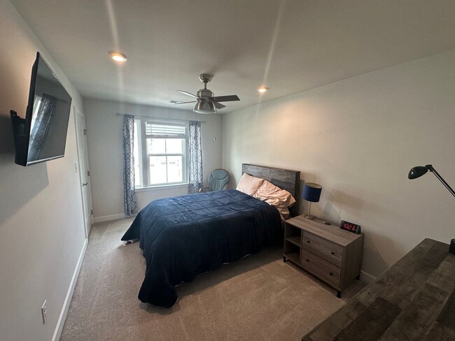 Building Photo - Townhouse in Sunset Glen