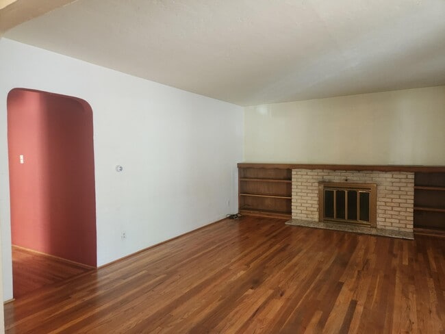 Building Photo - 917 Girard Blvd SE