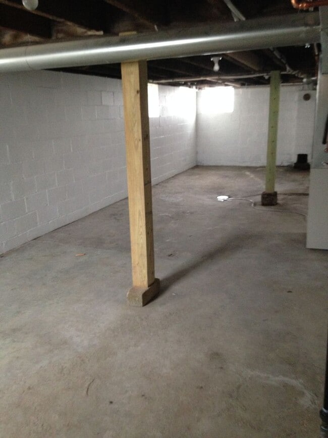 Building Photo - Bayview 2-bedroom loft style house, hardwood floors, AC, parking, fireplace