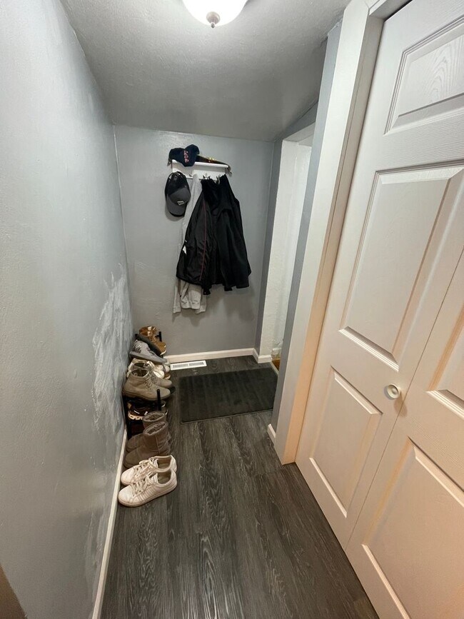 Building Photo - Beautifully updated with modern upgrades and cozy charm. PETS WELCOME