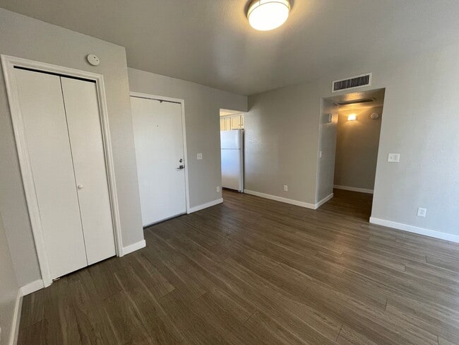 Building Photo - Lovely 2 Bedroom 2 Bath with Fireplace!