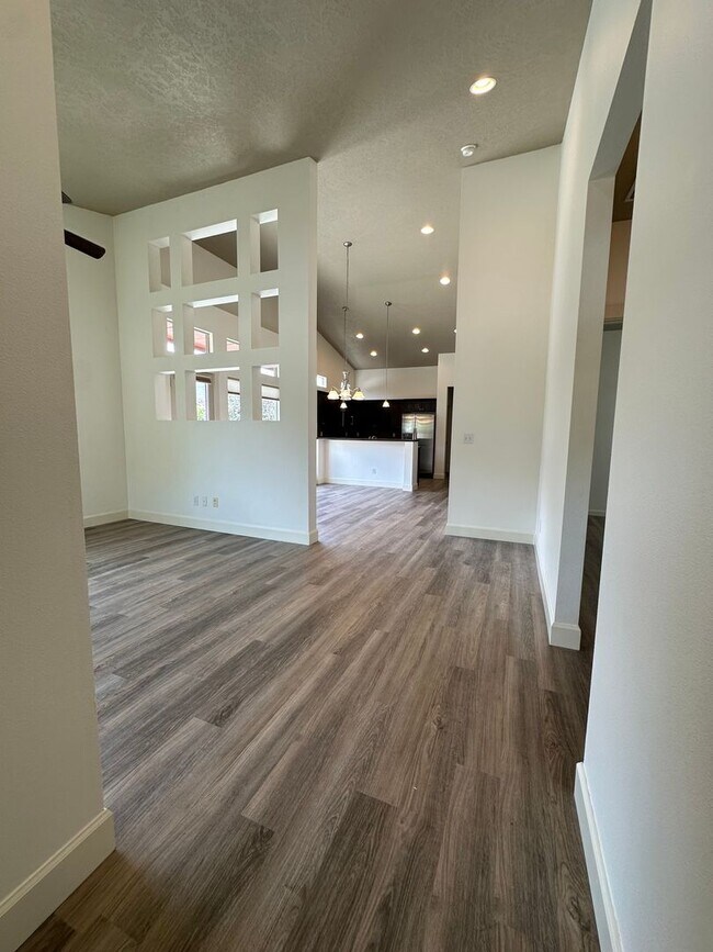 Building Photo - 3 Bedroom 2 Bath Home, New Paint, New LVP ...