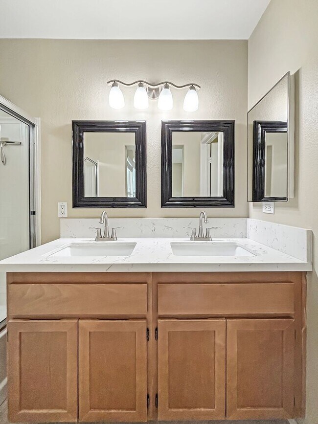 Building Photo - Beautiful 2 Bedroom, 2.5 Bath Condo in Eas...