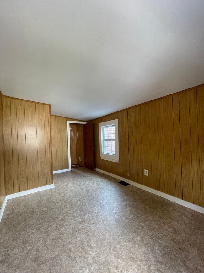 Building Photo - Charming 2 bed, 1 bath - Amesbury, MA! AVA...