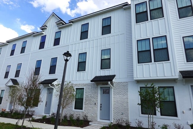 Building Photo - 15250 Groveside Rd
