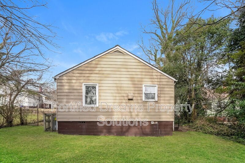 Building Photo - 2010 Temple St