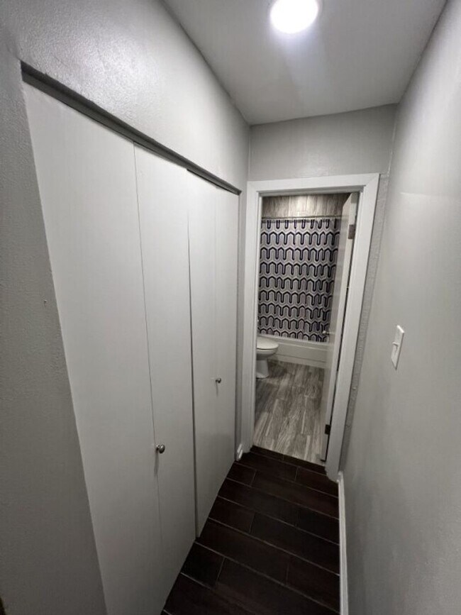 Building Photo - Fully Renovated 3 Bedroom Apartment in Pri...