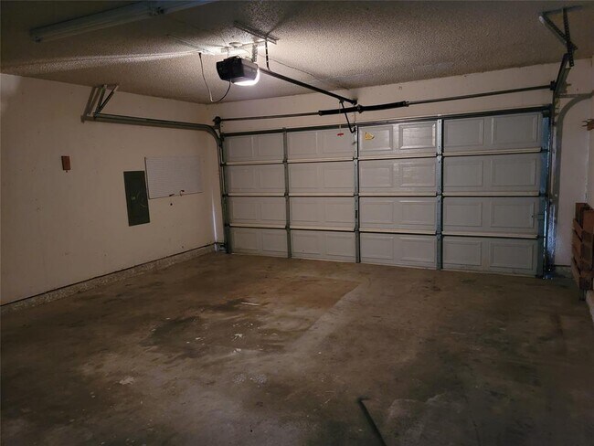 Building Photo - 613 Hanover Dr