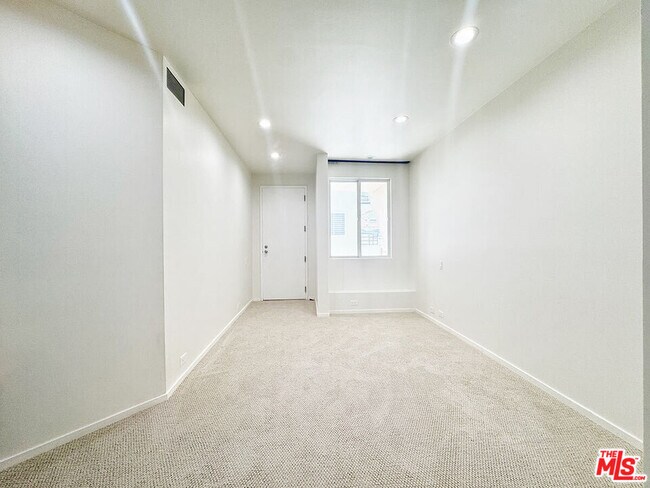 Building Photo - 3505 Ocean Front Walk