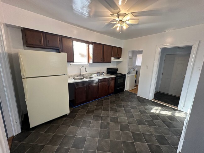 Building Photo - 4 bed 2 bath house in Rva North Side! Laun...