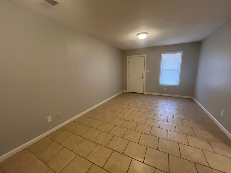 Building Photo - 17 Tricia Cv