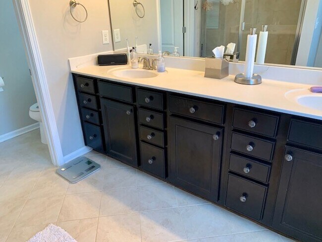 Building Photo - 130 Spring Pine Ln