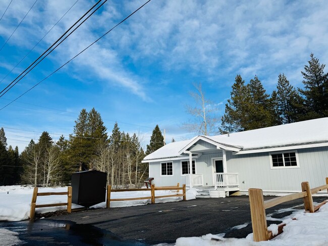 Building Photo - 2 bedroom 2 bath cabin close to hiking and biking trails