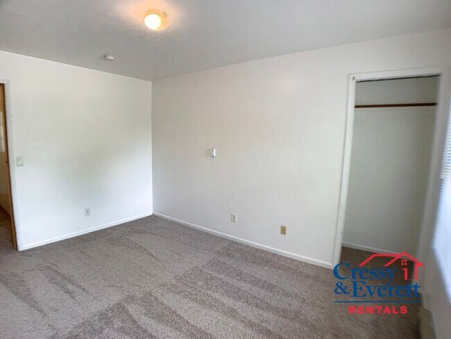 Building Photo - Upstairs 1 Bedroom Close to Downtown