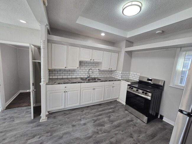 Building Photo - Rent ready renovated House