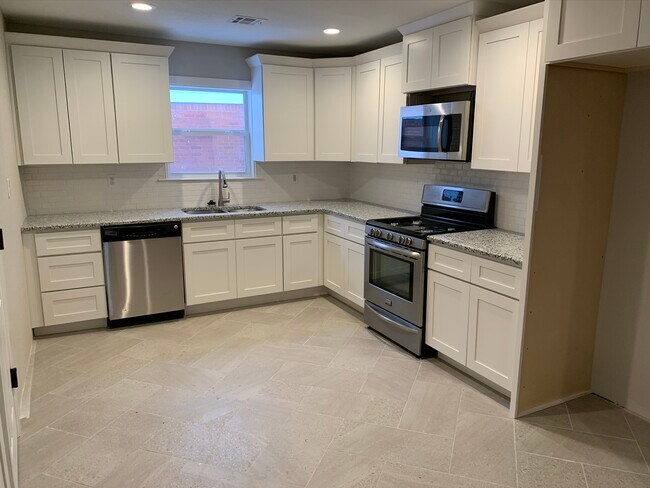 Building Photo - 713 S Lakewood Ave