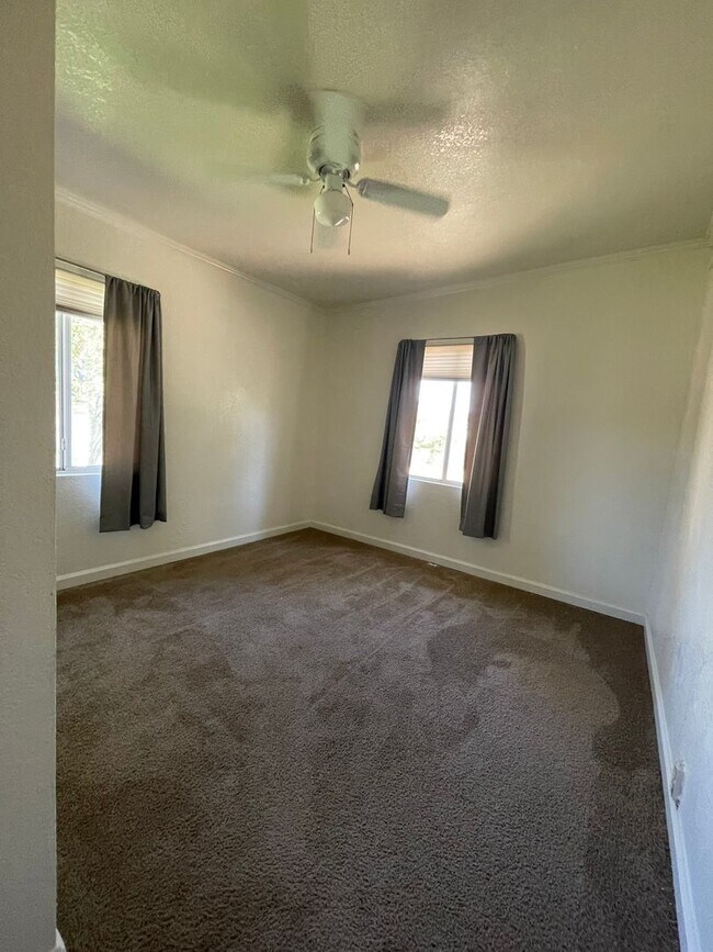 Building Photo - Cute 3 Bedroom