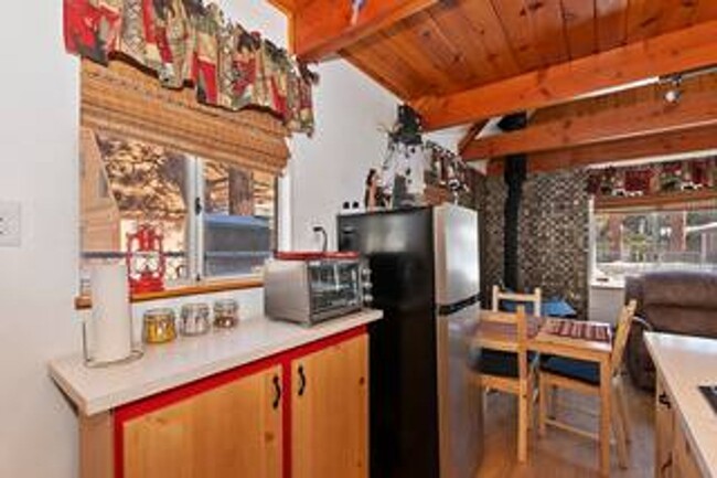 Building Photo - 2 Bedroom Lodge- Pet Friendly- Fenced Yard
