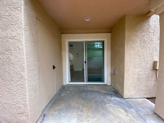 Building Photo - Beautifully Renovated 1-Bedroom Condo in R...