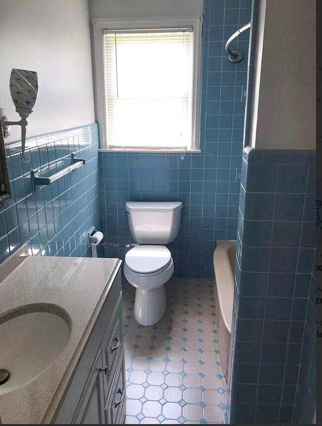 Building Photo - 3 Bedrooms 1 Bath North Colonie Schools ±1...