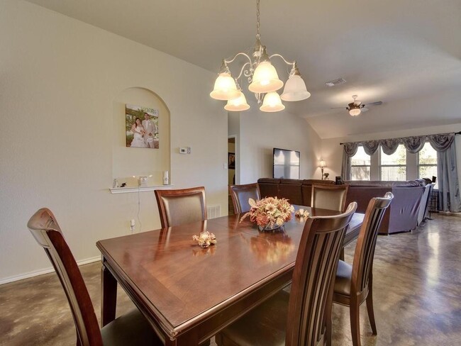 Building Photo - 1096 Twin Estates Dr