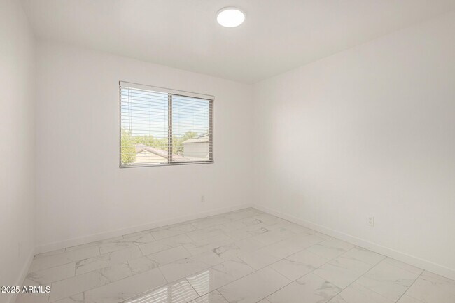 Building Photo - 24409 W Sheraton Ln