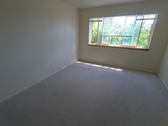 Building Photo - 2850 Aurora Ave