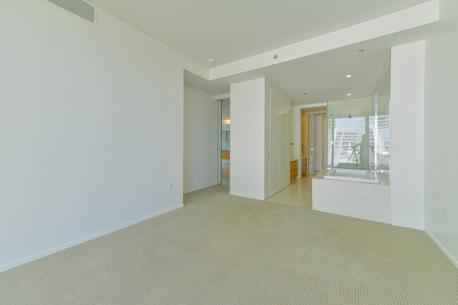 Building Photo - Veer Towers 602W-Strip and CityCenter View...