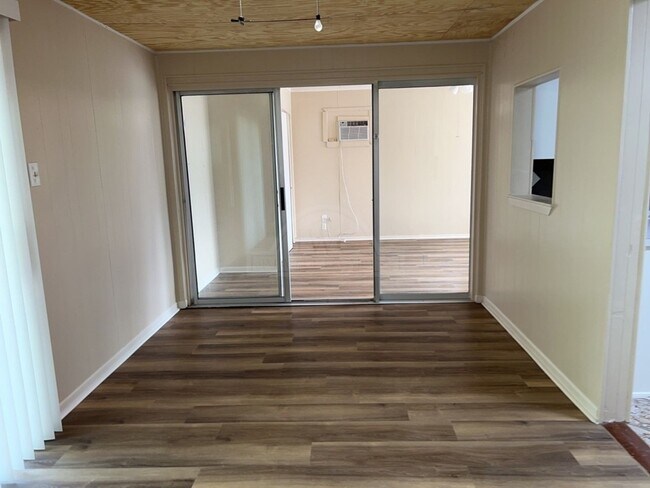 Building Photo - 1411 Camilla Rd