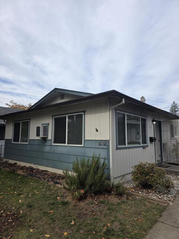 Primary Photo - 708 SW I St