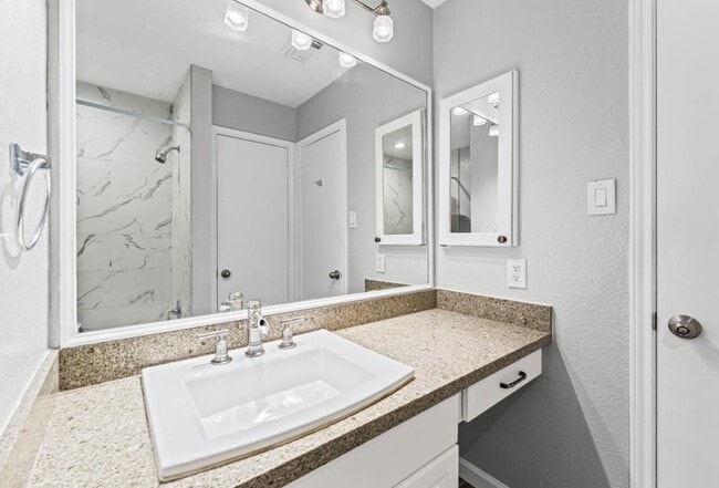 Building Photo - 2808 Pinewood Dr