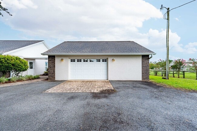 Building Photo - Country living close to everything - 3 bed...