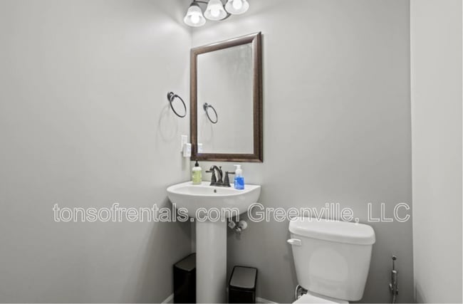 Building Photo - 679 Spartan Commodor Ln