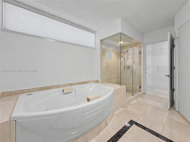 Building Photo - 17555 Collins Ave