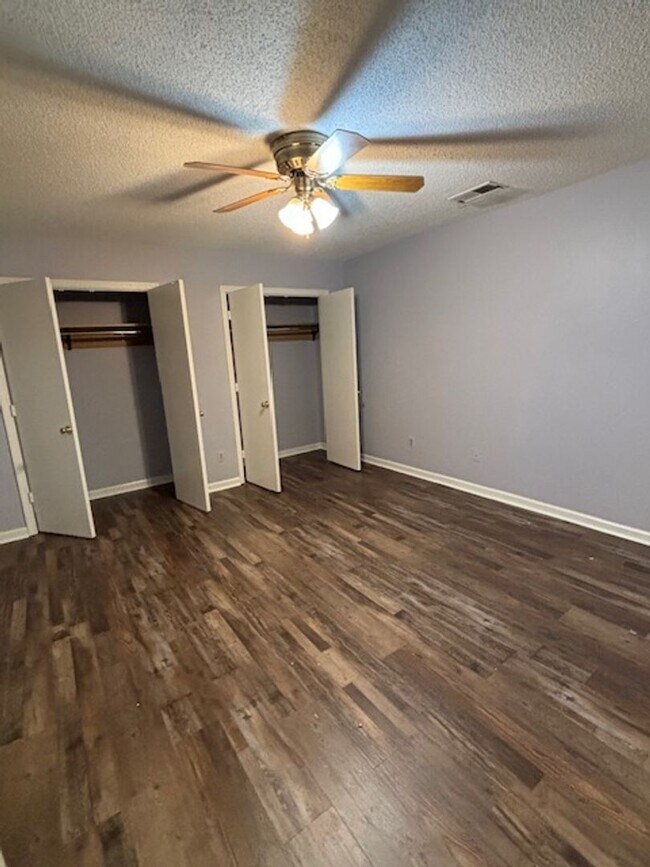 Building Photo - Available Now!!! Move in special $250 off ...