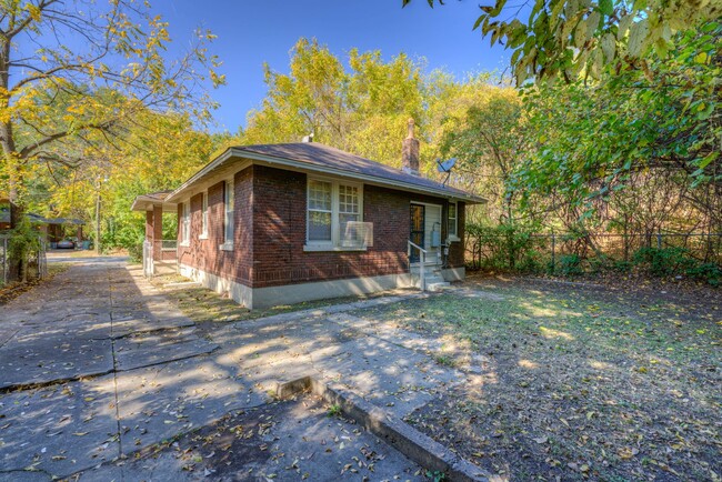 Building Photo - Beautiful, 2 bed/1 bath bungalow in the Cr...