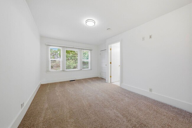 Building Photo - 3 Bed/2.5 Bath Multilevel Home with Amazing Views!