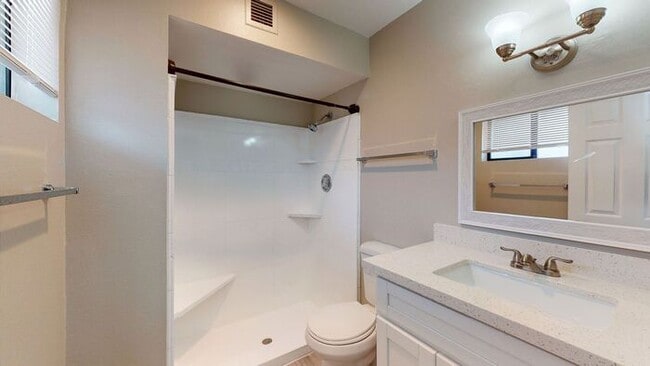 Building Photo - 3 bedroom 2 bath home situated on the Golf Course!