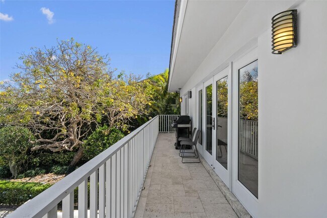 Building Photo - 6831 Sunrise Ct