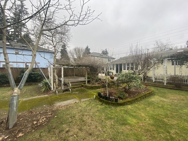 Building Photo - 313 NE 185th St